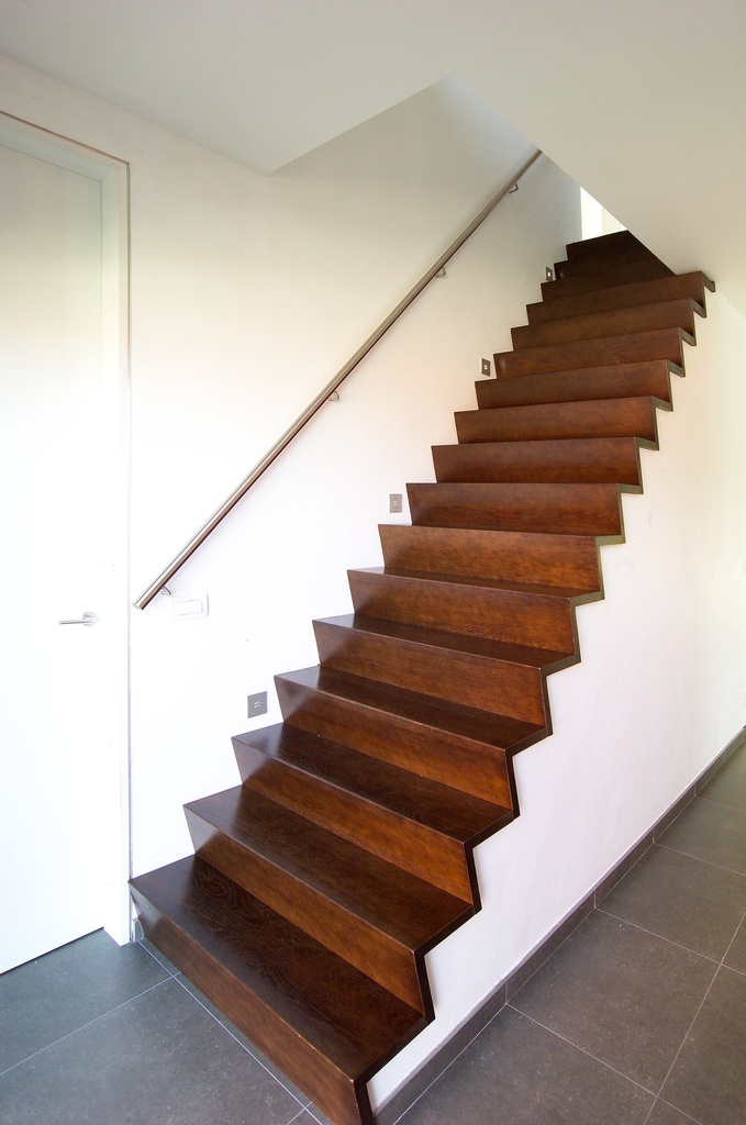 Escalier en Z partiellement encastré entre murs