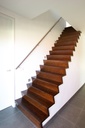 Escalier en Z partiellement encastré entre murs