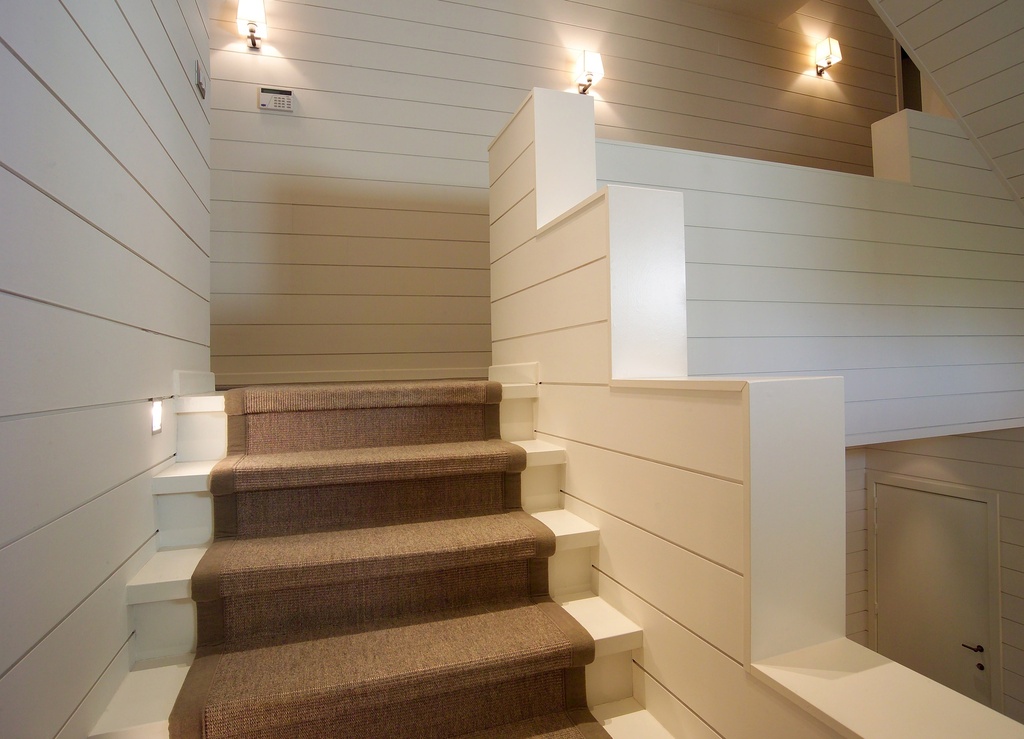Escalier droit en bois avec paliers intermédiaires