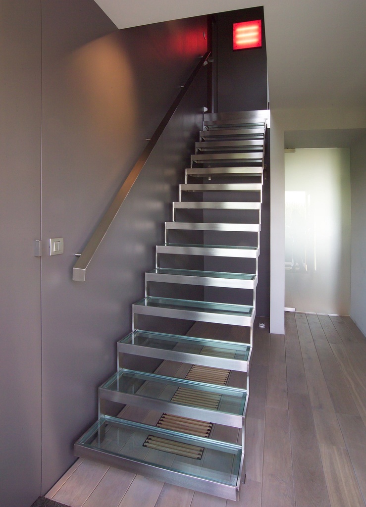 Escalier en inox avec marches en verre transparent