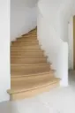 Escalier en Bois Courbe autour d'une Colonne Ronde