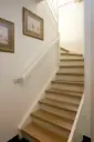 Escalier Blanc à Motif Croisé
