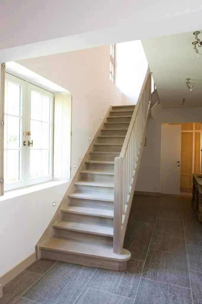 Escalier Droit en Chêne Blanchi