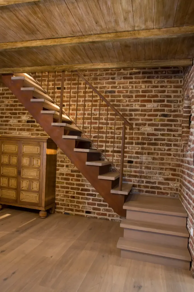 Escalier Ouvert en Bois dans un Intérieur Rustique