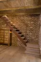 Escalier Ouvert en Bois dans un Intérieur Rustique