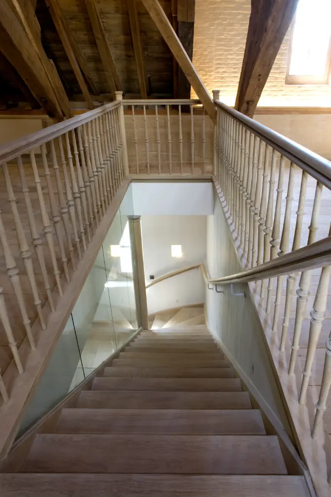 Escalier en Bois dans un Grenier Ouvert