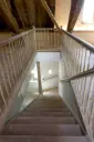 Escalier en Bois dans un Grenier Ouvert
