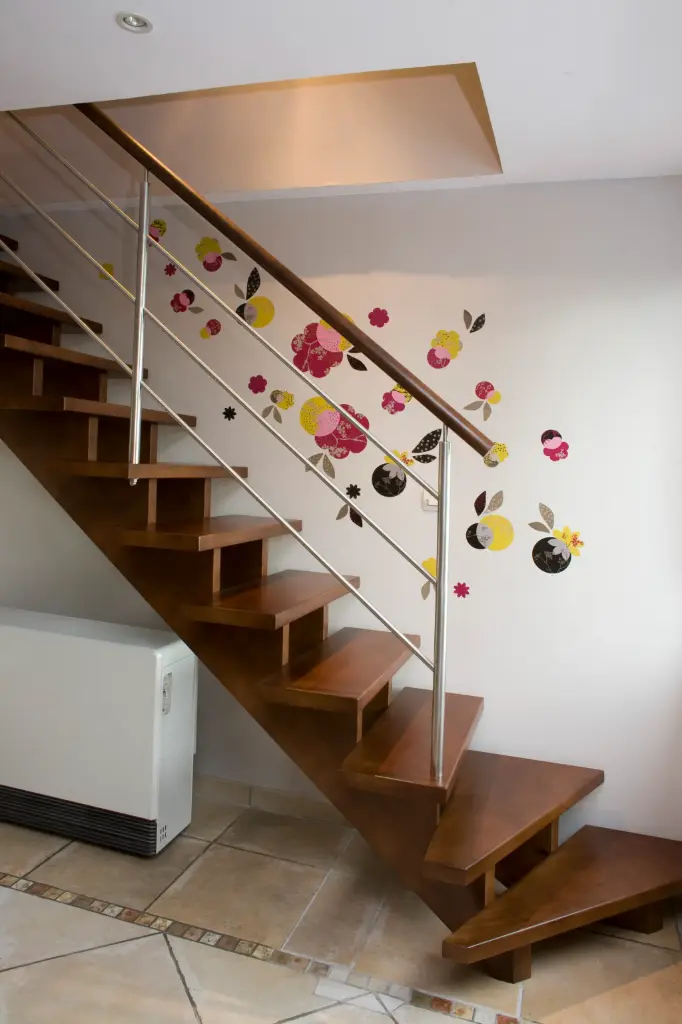 Escalier Ouvert en Bois Teinté Foncé