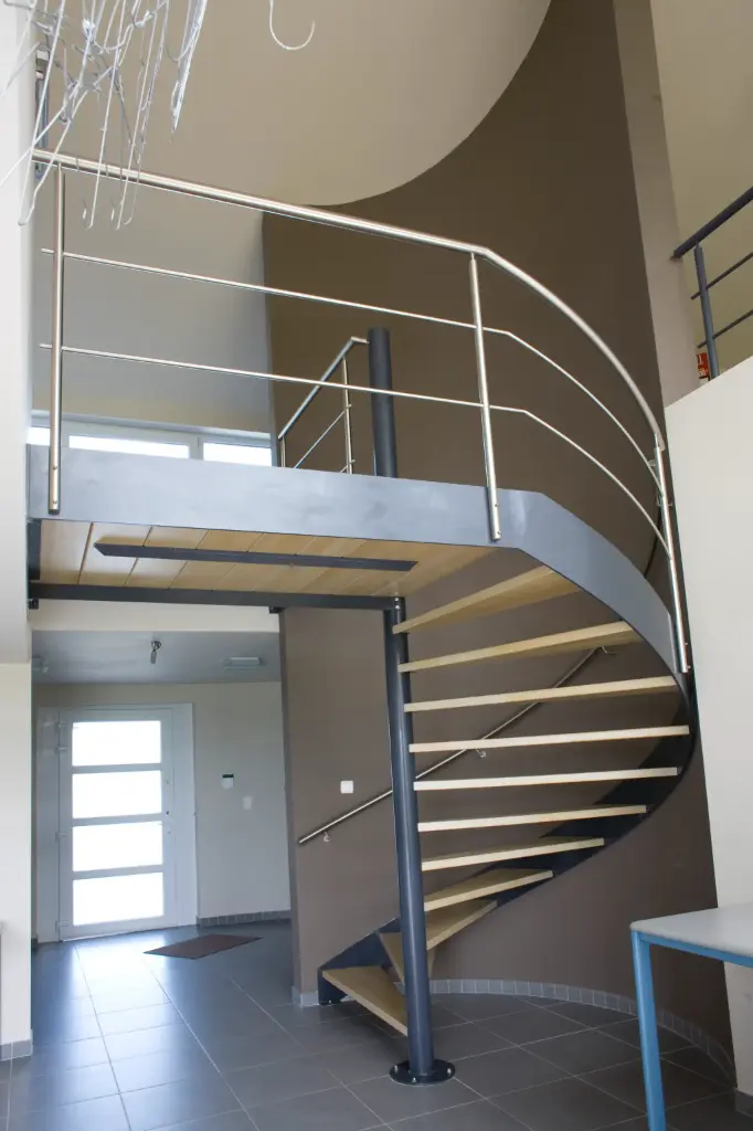 Escalier Ouvert à Quart Tournant avec Structure Métallique