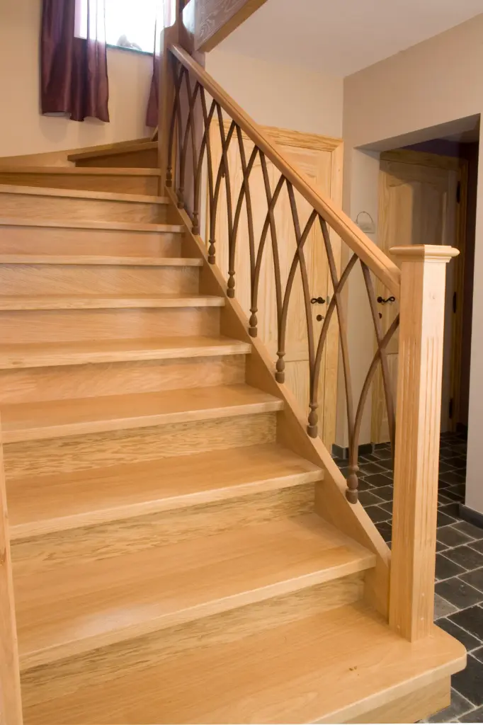 Escalier Tournant en Bois à Motif Croisé