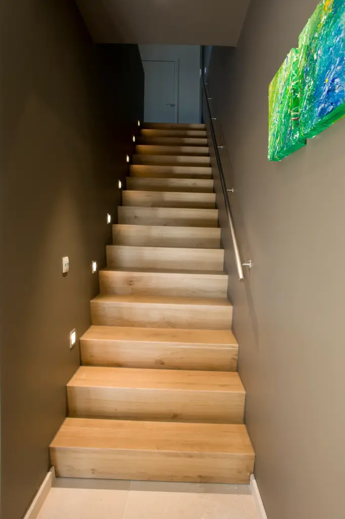Escalier Fermé en Chêne avec Spots Muraux