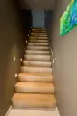 Escalier Fermé en Chêne avec Spots Muraux