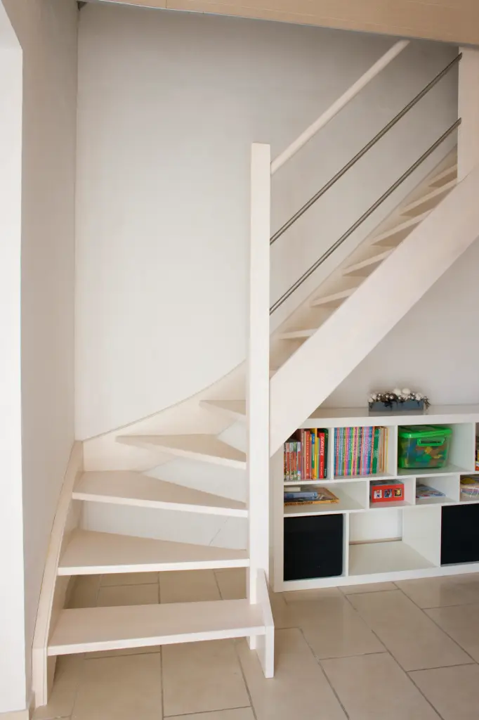 Escalier Tournant Blanc avec Espace de Rangement