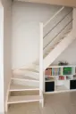 Escalier Tournant Blanc avec Espace de Rangement