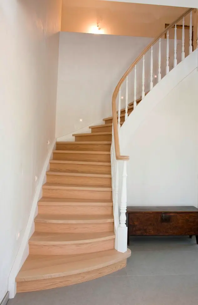 Escalier Tournant Blanc à Balustres Tournés
