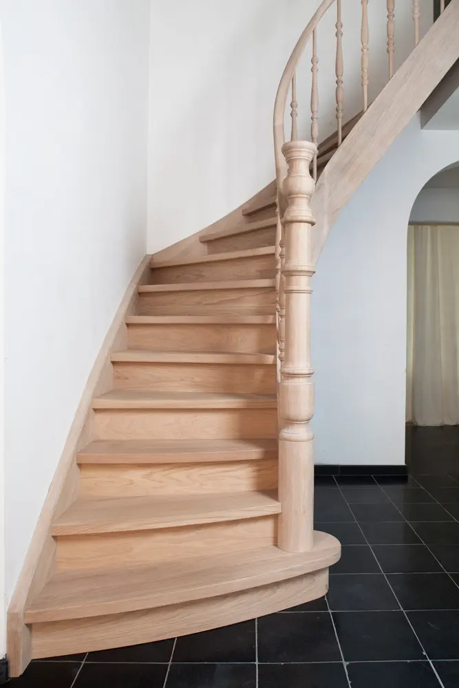 Escalier Fermé à Garde-corps Courbe
