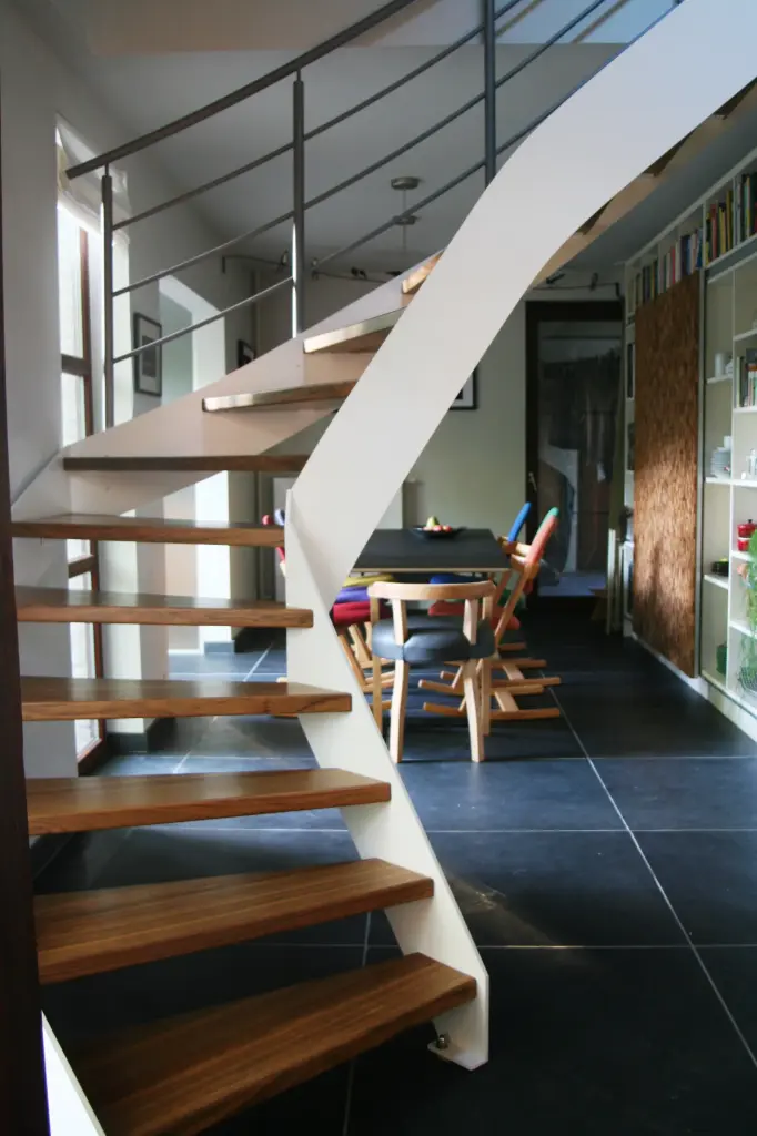 Escalier Suspendu à Garde-corps en Verre