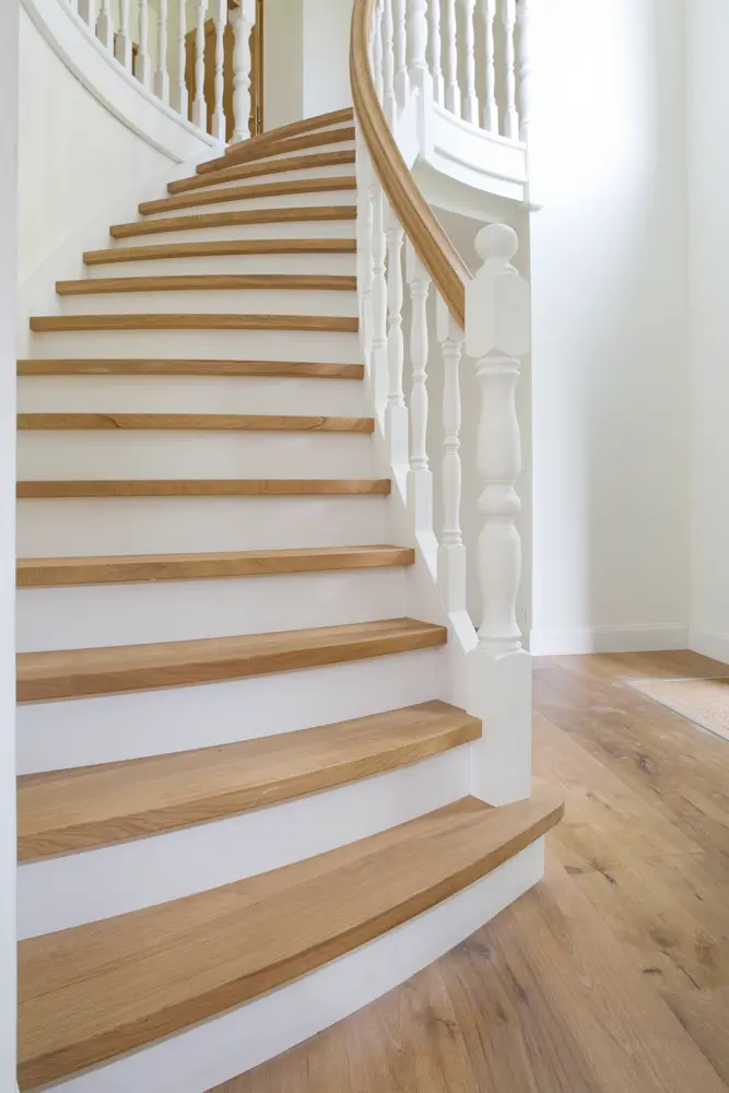 Escalier Fermé à Garde-corps Courbe