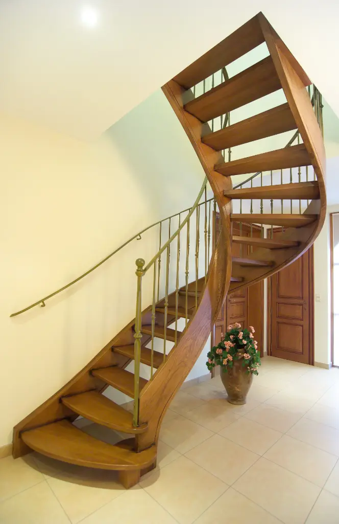 Escalier Fermé à Garde-corps Courbe