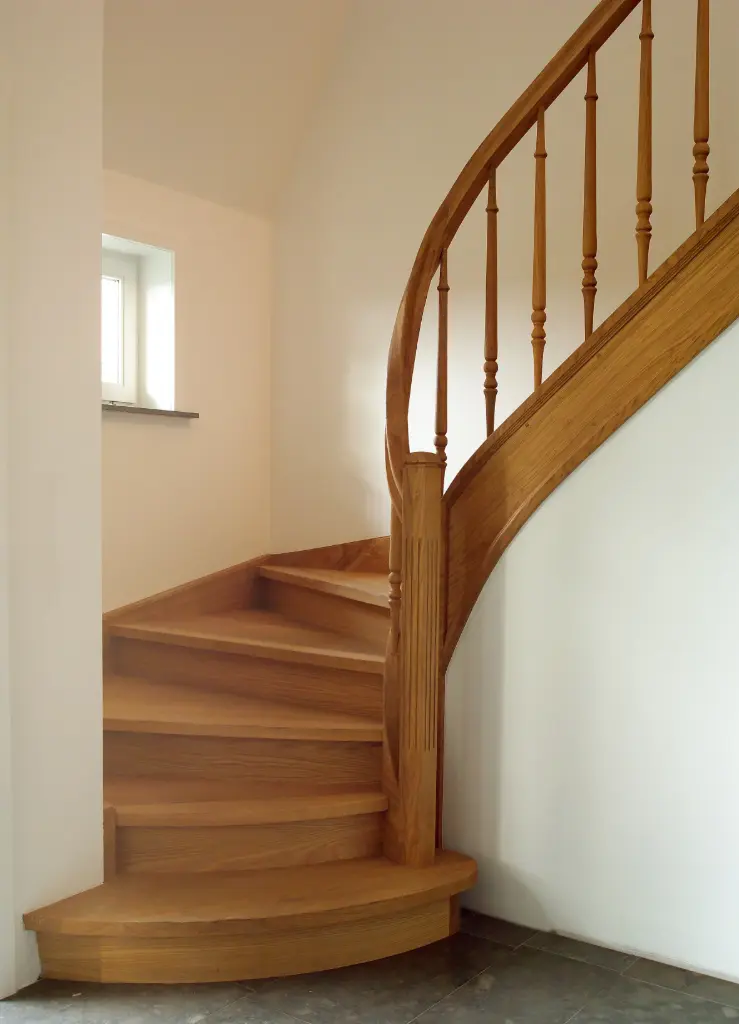 Escalier Classique en Bois à Quart Tournant