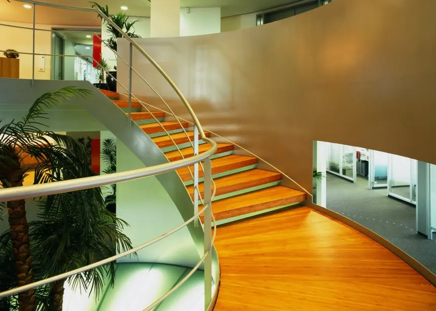 Escalier en Colimaçon à Garde-corps en Verre Éclairé