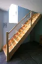 Rechte gesloten houten trap (