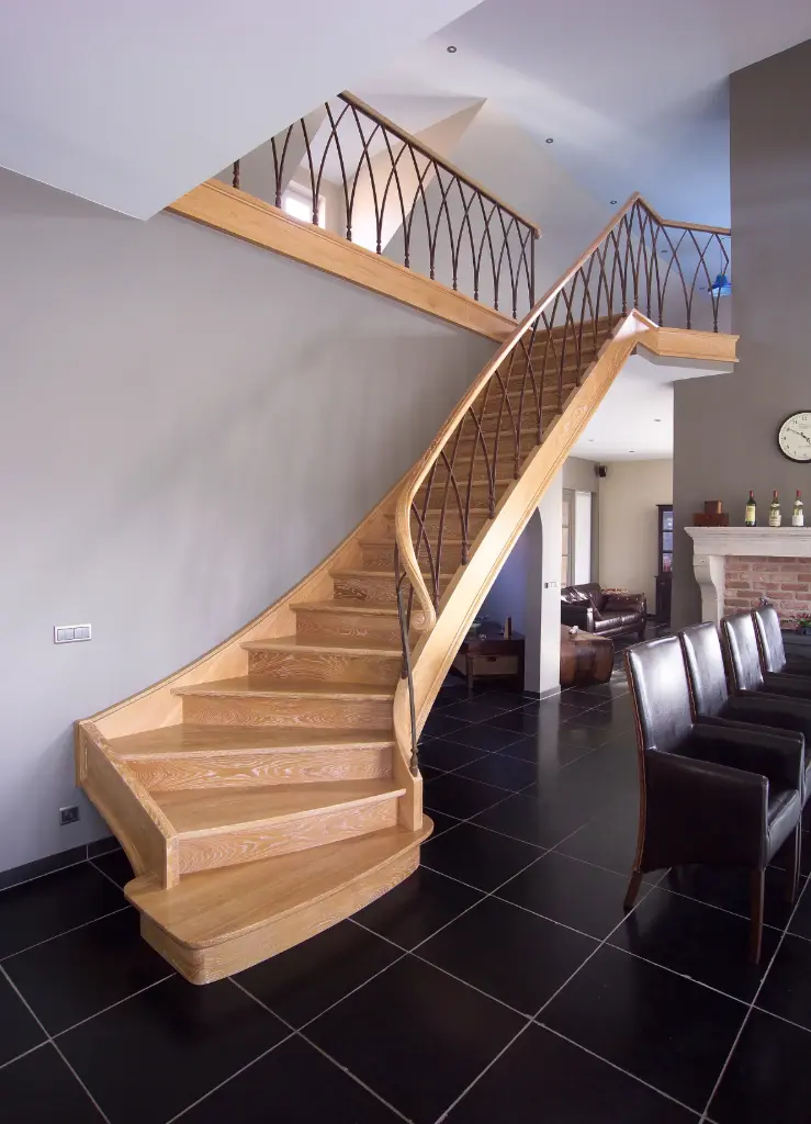 Gesloten houten trap (