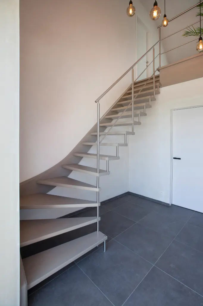 Escalier Flottant autour d'une Colonne Inox