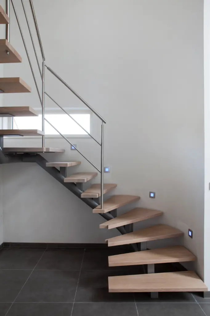 Escalier Ouvert près d'une Niche en Arc