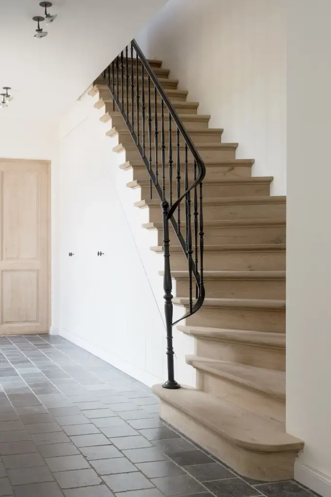 Escalier en Bois dans une Grange Rénovée