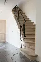 Escalier en Bois dans une Grange Rénovée