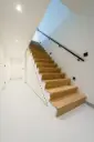 Escalier Flottant dans un Intérieur Minimaliste