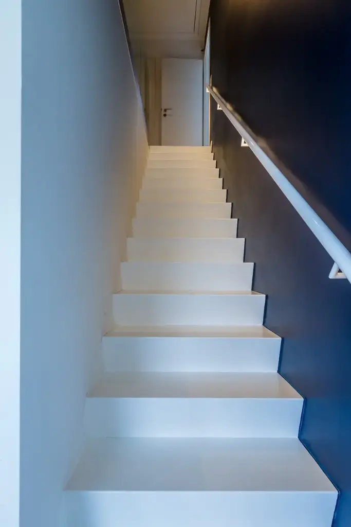 Escalier Blanc Flottant avec Verre