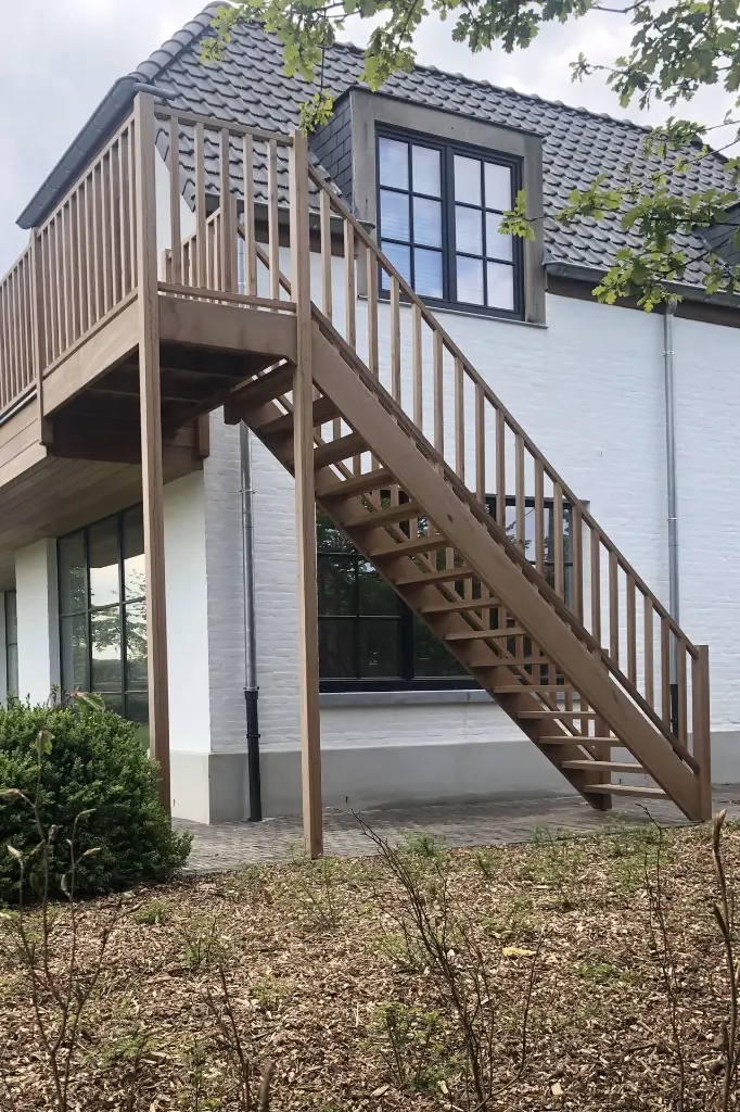 Escalier Extérieur vers une Terrasse Couverte