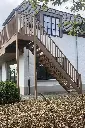 Escalier Extérieur vers une Terrasse Couverte