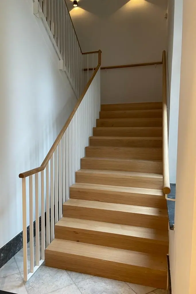 Escalier en Chêne Chaleureux à Balustres Blancs