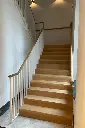 Escalier en Chêne Chaleureux à Balustres Blancs