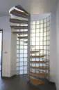 Escalier en Colimaçon Ouvert près de Briques de Verre