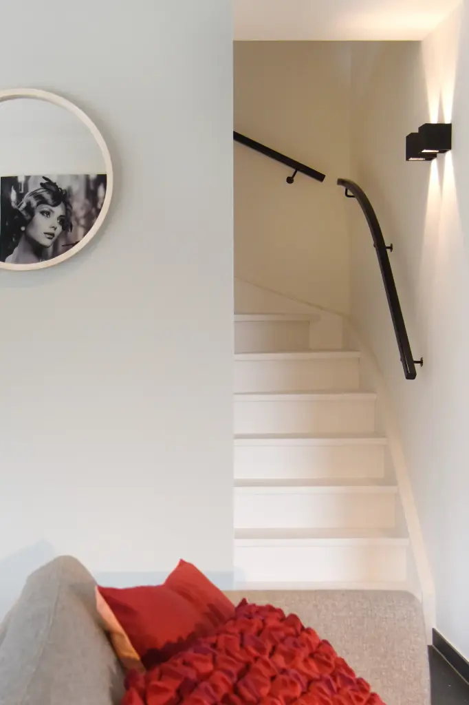 Escalier Blanc avec Main Courante Murale Noire