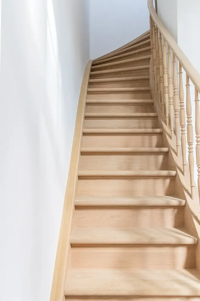 Escalier en Chêne avec Balustrade Classique
