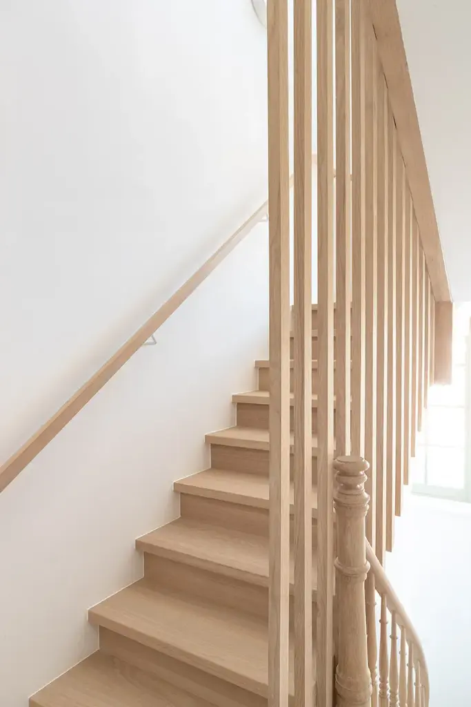 Escalier Tournant en Bois à Balustres Verticaux