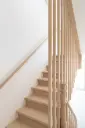 Escalier Tournant en Bois à Balustres Verticaux
