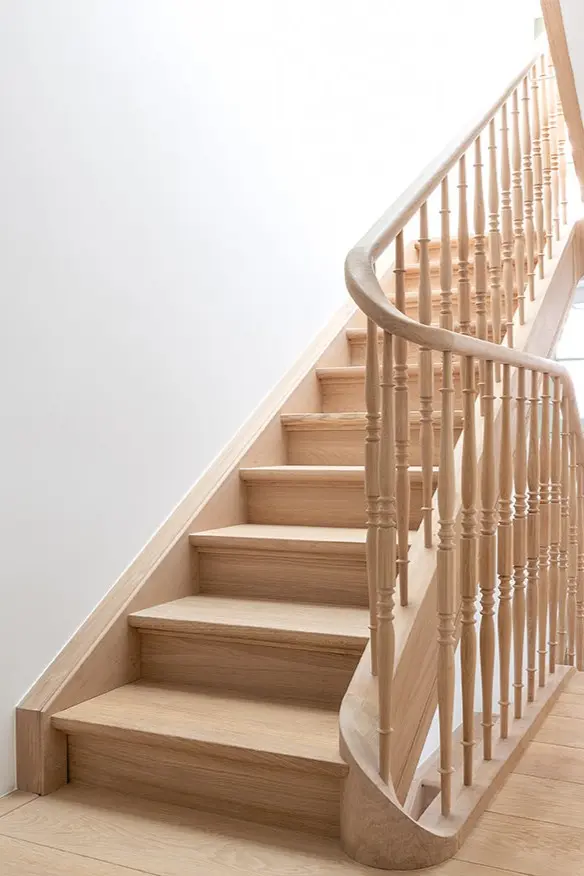 Escalier Classique en Chêne avec Balustrade