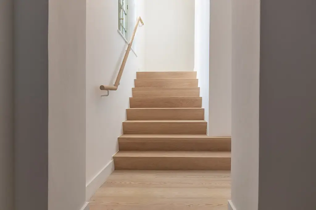 Gesloten rechte houten trap (3096)