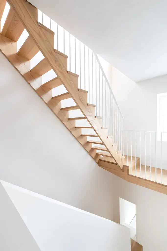 Escalier Tournant en Chêne à Balustres Blancs