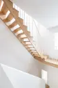 Escalier Tournant en Chêne à Balustres Blancs