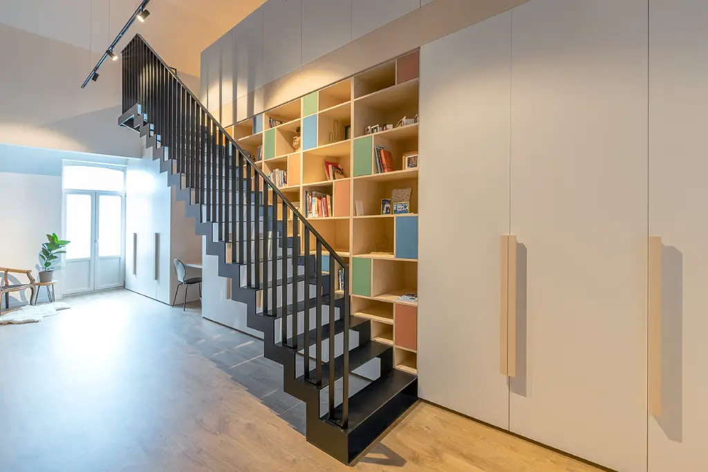 Open rechte metalen trap (3100)