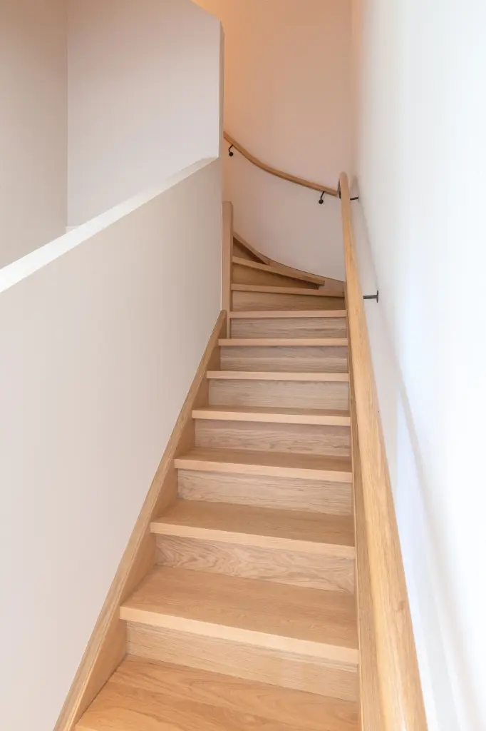 Escalier Fermé en Chêne entre Murs