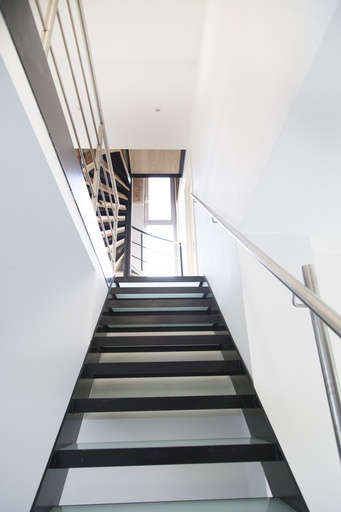 [1081] Escalier en métal élégant avec marches en verre dépoli, qui offrent un toucher doux