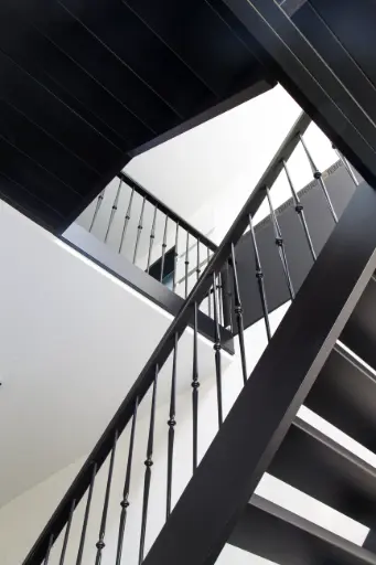 [1082] Escalier Classique Laqué Noir